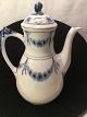 Empire.
Coffee pot.
Bing & 
Grondahl B&G 
no. 91 A
from 1915-1948
Nice and nice 
...