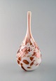 Murano vase med slank hals i mundblæst kunstglas. Messingfarvet på hvid bund. 
1960´erne.
