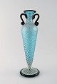 Stor Murano vase med hanke i turkis mundblæst kunstglas, 1960´erne. 
