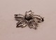 Brooch in the 
shape of flower 
of sterling 
silver, stamped 
N.E. From.
5 cm.