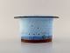 Helle Allpass (1932-2000). Vase/urtepotteskjuler af glaseret stentøj i smuk 
turkis glasur med jernpletter. 1960/70