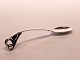 Spoon with 
beautifully 
decorated 
handle of 
hallmarked 
silver.
16,5 cm.