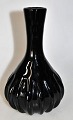 Antike Vase, um 
1900. Mit 
Rillen. 
Farbiges Glas. 
Höhe: 17 cm.