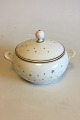 Bing & Grondahl 
Milky Way 
Tureen No 5. 
Measures 18 cm 
/ 7 3/32 in. x 
22 cm / 8 21/32 
in.