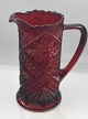 "Art-deco" 
kande i rødt 
glas. Kanden er 
en 
Brochwitz-
Zürich kande
Mål H.: 19cm  
Ø.: ...