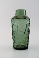 Finsk glaskunstner. Vase i grønt mundblæst kunstglas. Abstrakt motiv. 1970