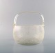 Skandinavisk kunstglas. Kurv med hank i klart mundblæst kunstglas med bobler. 
Ca. 1970.
