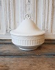 Royal 
Copenhagen 
White fan 
terrine 
No. 11567, 
Fzctory first.
Height 24 cm. 
Diameter 25 cm.