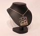 Silver necklace 
with large 
pendant with 
motif of deer.
56 cm and 5 cm 
x 4 cm.