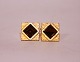 Gilded 
cufflinks with 
dark brown 
stones.
1,5 cm.