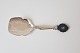 Serving spade 
in silver with 
wooden handle 
Stamped the 
three towers 
1923
Length 20.5 
cm.