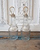 Pair of 1800s 
Bohemian 
crystal oil / 
vinegar 
decanters 
decorated with 
gold. 
Height 21 cm.