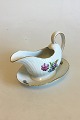 Royal 
Copenhagen 
Light Saxon 
Flower Gravy 
Boat No 1649. 
Measures 20 cm 
/ 7 7/8 in.
