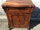 Console in 
mahogany 
veneer. Nice 
older 
condition. 
Dimensions: 
HxWxD 87x73x43