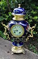 French Art Nouveau fireplace clock in brass and porcelain, approx. 1900. On foot of brass. Case ...