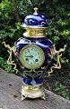 French Art 
Nouveau 
fireplace clock 
in brass and 
porcelain, 
approx. 1900. 
On foot of 
brass. Case ...