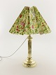 Messing lampe 
fra beg. af 
1900-tallet 58 
cm. med 
blomstret skærm 
Nr. 365420