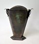 Art deco bronze 
vase, 20th 
century 
Denmark. 
Stamped: HF 
bronze. 
Patinated. H: 
16.6 cm.