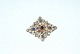 Brooch with 
sapphire and 
brilliant-cut 
diamonds in 14 
carat gold
Can be used as 
a ...