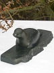 Figurine, seal 
of soapstone. 
Length 24 cm. 
Bredte 7,5 cm.