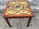 Small square 
side table. 
Tiles and 
rosewood 
veneer. 
Dimensions: 
47x47x47 cm.