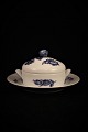 Royal 
Copenhagen Blue 
Flower, Braided 
butter jar with 
lid on solid 
dish.
Decoration 
number: ...