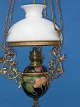 Paraffin lamp 
with majolica 
and iron. 
Length 110cm. 
Bredte 40 cm. 
Fine condition. 
Anno 1880.