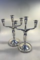 Georg Jensen 
Sterling Sølv 
Par tre-armede 
kandelabre af 
hammerslået 
sterling sølv, 
støbt med ...