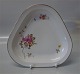 2 pcs in stock
	040 
Triangular dish 
25 cm (354) B&G 
Absalon: Cream 
base, red and 
white ...