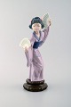 Lladro, Spanien. Stor figur i glaseret porcelæn. Geisha med vifter. 1900-tallet.