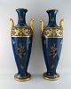 Gustave Asch (1856-1911). Et par kolossale gulvvaser i smuk sevres blå glasur 
med gulddekorede fabeldyr. Ca. 1900. 
