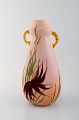 Legras vase med håndmalet emaljedekoration og hanke i ravfarvet kunstglas. 
1890