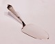 Smaller cake 
server in 
Antique Rococo, 
hallmarked 
silver. Ask for 
number in 
stock.
16 cm.