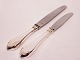 Dinner knife 
(450 DKK) and 
lunch knife 
(400 DKK) in 
Bernstorff, 
hallmarked 
silver. Ask for 
...