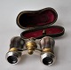 Theater 
binoculars, 
19th century. 
with mother of 
pearl. With 
associated 
leather case. 6 
x 9.5 cm.