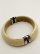 Arm bracelet of 
tooth 6 x 5 cm. 
No. 374256
