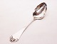 Large server in 
other pattern 
of hammered 
hallmarked 
silver.
36 cm.