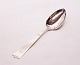 Server in other 
pattern of 
hallmarked 
silver.
28 cm.