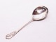 Large server in 
other pattern 
of hallmarked 
silver.
26 cm.