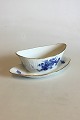Royal 
Copenhagen Blue 
Flower with 
Gold Sauce Boat 
No 1651. 
Measures 23 cm 
/ 9 1/16 in.
