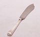 Cake knife in 
other pattern 
of hallmarked 
silver.
27 cm.