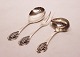 Server, carving 
fork and saucer 
in other 
pattern of 
hallmarked 
silver.
21,5 cm, 21,5 
cm and 18 cm.