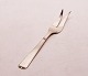 Carving fork in 
other pattern 
of hallmarked 
silver.
22 cm.