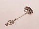 Small saucer in 
other pattern 
of 830 silver.
18 cm.