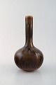 Axel Salto for Royal Copenhagen. Vase af glaseret stentøj. Smuk glasur i 
kastanjebrune nuancer. Langhalset form. 1940/50