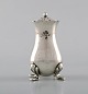 English pepper shaker in silver. Late 19th century. From large private 
collection. 
