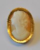 Came with woman in profile, with 8 carat gold frame, 20th century Oval. Stamped. 3 x 2 cm.