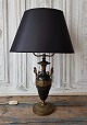 Fransk 
vaseformet 
bordlampe i 
forgyldt og 
patineret 
bronze.
Højde 56 cm.
Prisen er uden 
skærm.