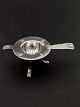 Musling tea strainer with stand