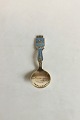 Norwegian 
Souvenir Sugar 
Spoon with 
Enamel from 
Arendal by 
Sigurd Vik.
Measures 
10,9cm / 4 
3/10".